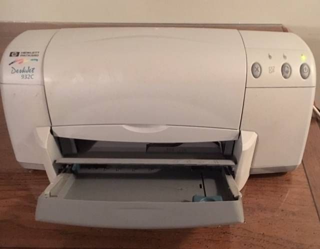 A photo of an HP Deskjet 932C on a wood surface.