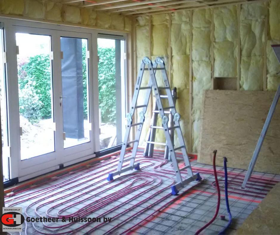 Bij deze klus kan je goed zien wat er achter de muren en onder de vloer zit. Efficiënte isolatie en de buizen van de vloerverwarming. Hoe grondig is jouw huis geïsoleerd tegen koude en warmte? 
#vloerverwarming #bouwen #interieur #isolatie #goetheerenhuissoon