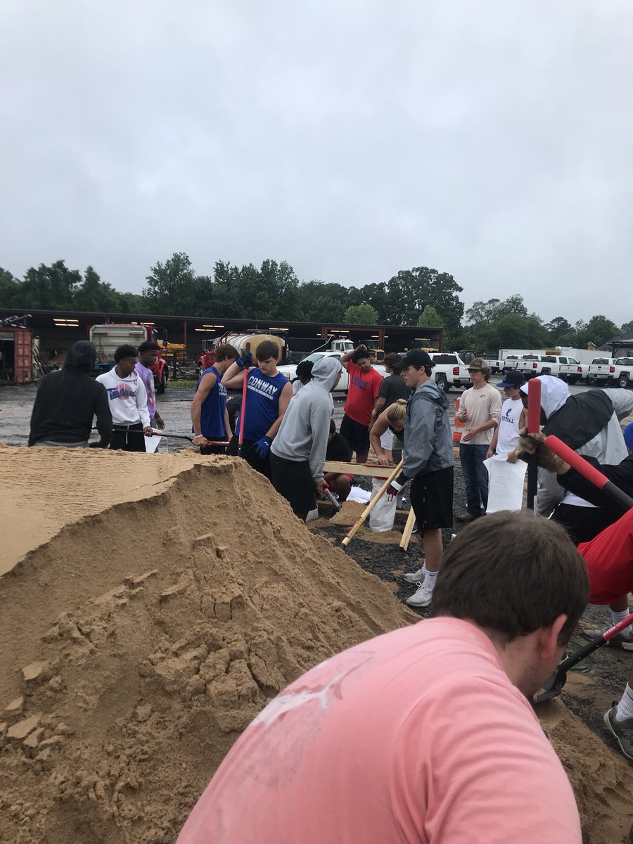BillLampe's tweet photo. Conway Wampus Cat Football helping out our community this morning @ConwayAthletics @WampusCatsFB @ConwaySchools https://t.co/5JnANTLv1N