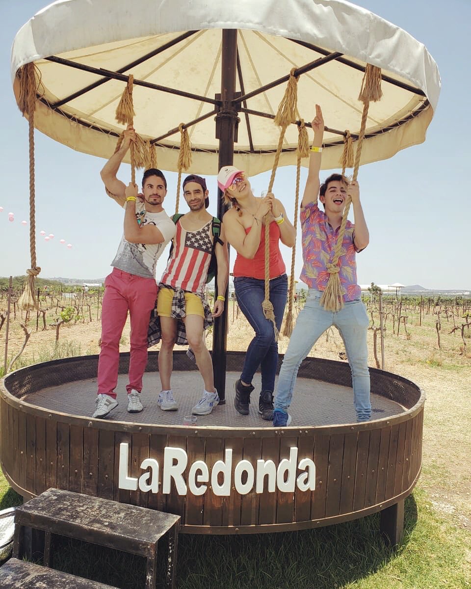 GArnauda's tweet photo. Like when estás having fun with las chavas en el #WineColorFest de @vinoslaredonda. https://t.co/8uVYwfQTr4
