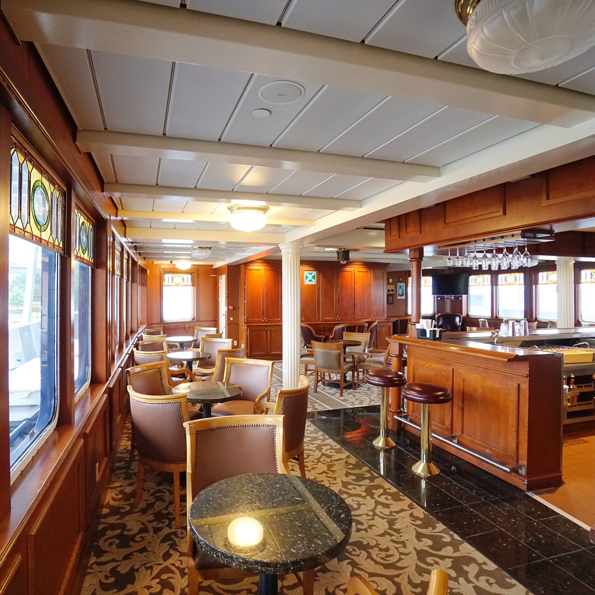 PopularCruising's tweet image. The rich and warm #TheTavern aboard @VictoryCruise #VictoryI #GreatLakes #cruise #travel