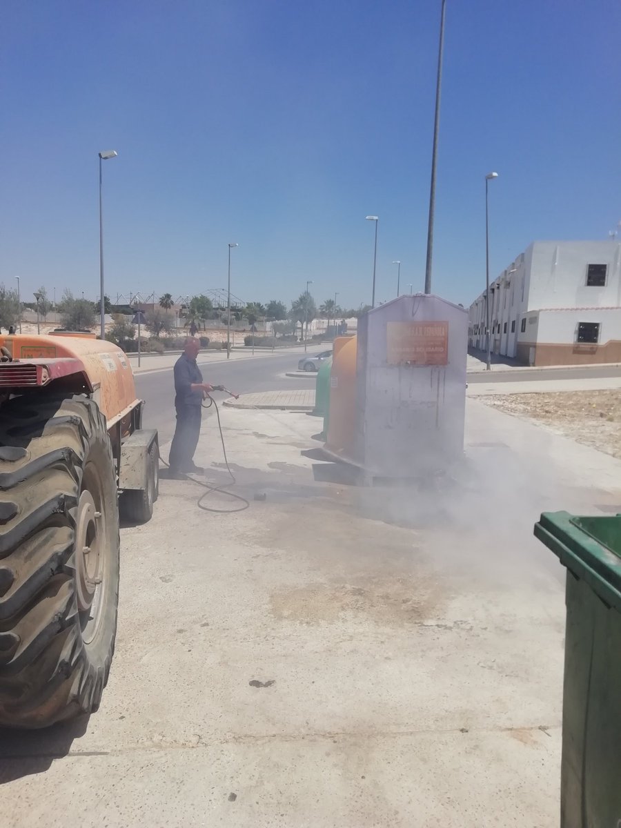 pccasariche's tweet photo. La rapida intervención de los servicios municipales del @aytocasariche y la @plcasariche evitan que el fuego de un contenedor de basura, se propague a los otros contenedores, gracias a la colaboración ciudadana y denunciar públicamente a la persona autora del fuego

📞1️⃣1️⃣2️⃣ https://t.co/NibZurFe6u