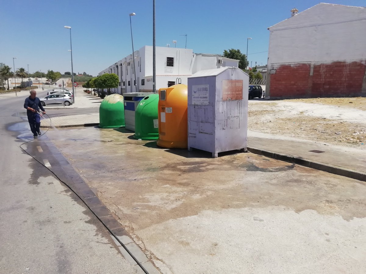 pccasariche's tweet photo. La rapida intervención de los servicios municipales del @aytocasariche y la @plcasariche evitan que el fuego de un contenedor de basura, se propague a los otros contenedores, gracias a la colaboración ciudadana y denunciar públicamente a la persona autora del fuego

📞1️⃣1️⃣2️⃣ https://t.co/NibZurFe6u
