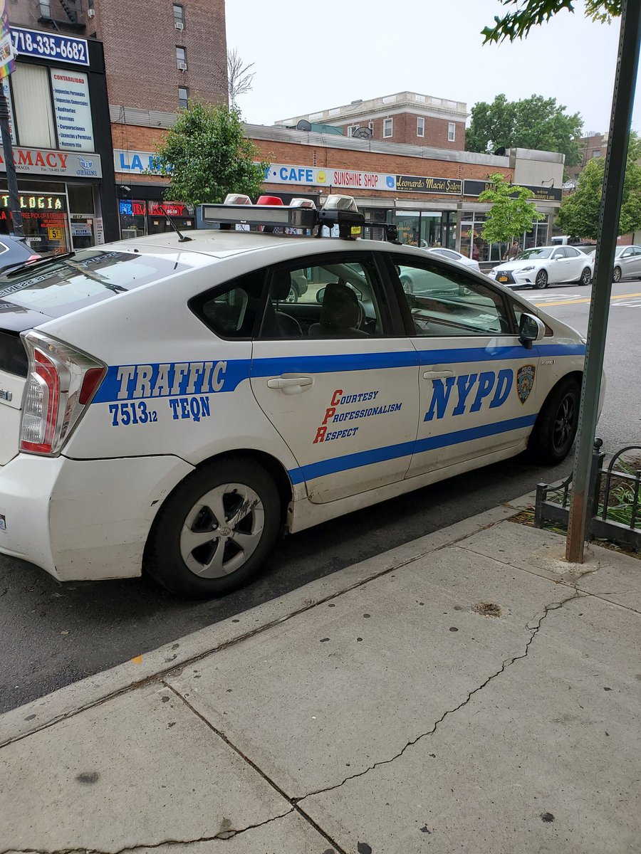 MakeQueensSafer's tweet photo. Anyone w/concern for #trafficsafety in #JacksonHeights must ?? why valuable @NYPDQueensNorth sits empty or manned for 4 hrs/day outside #ps212, w/just 400 kids??? Years of this while kids die on #Northernblvd Folks need to rethink resources. https://t.co/pv2MhhLTtJ