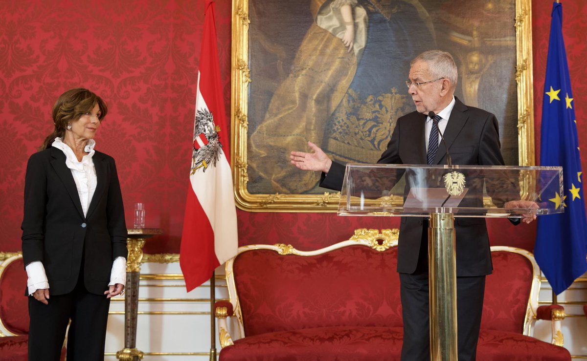vanderbellen's tweet photo. In unserer Verfassung ist grundgelegt, dass an dem Punkt, an dem wir jetzt stehen, der Bundespräsident eine Person als Bundeskanzler oder Bundeskanzlerin auszusuchen hat. Brigitte #Bierlein wird von mir zur #Bundeskanzlerin der Republik #Österreich ernannt. (1/3) https://t.co/DlnX6wunDh