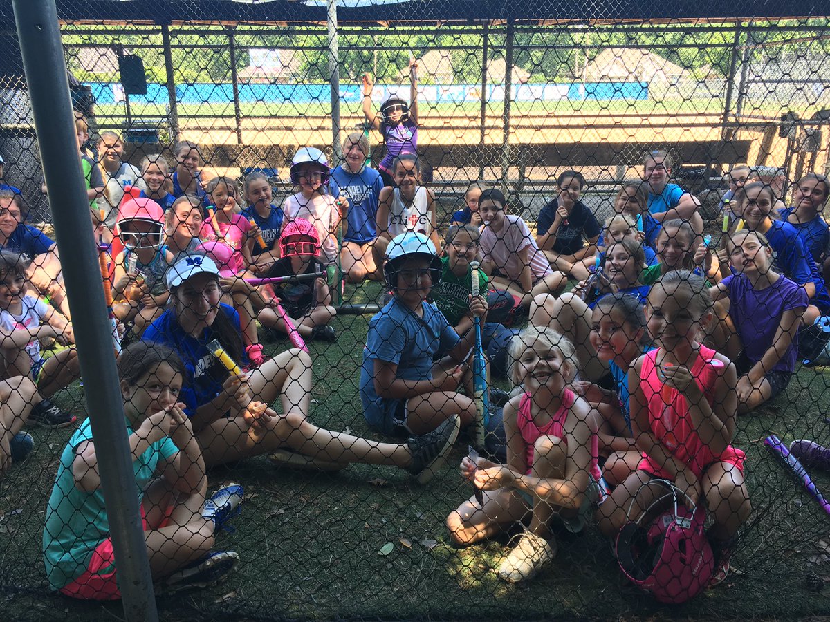 MandevilleSB's tweet photo. #popsiclebreak #skippersoftballcamp https://t.co/kumq5Fe8dP