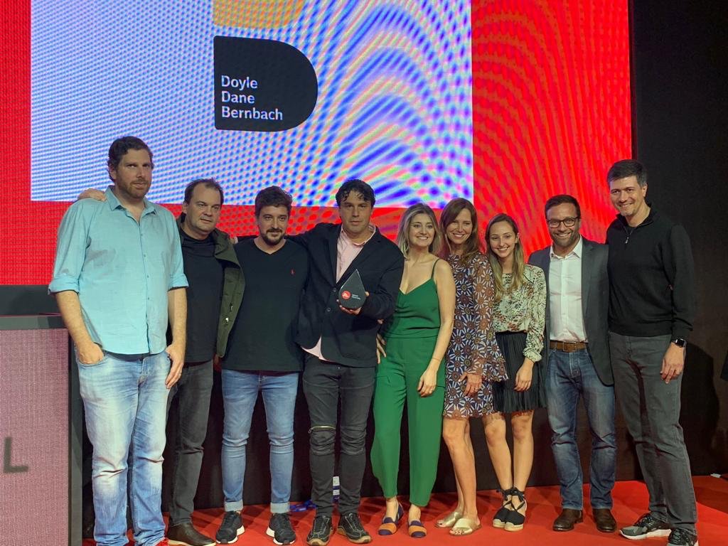 DDB Chile (@ddbchile) on Twitter photo DDB Latina red del año.
Un nuevo reconocimiento al talento de nuestro equipo recibido en el Wave por <a href="/juancarlosortiz/">Juan Carlos Ortiz</a> y parte del equipo de <a href="/DDBLatina/">DDB Latina Group</a>. Gastón Potasz nuestro DGC <a href="/ddbchile/">DDB Chile</a> estuvo allí.
#DDBTogether DDB Latina red del año.
Un nuevo reconocimiento al talento de nuestro equipo recibido en el Wave por <a href="/juancarlosortiz/">Juan Carlos Ortiz</a> y parte del equipo de <a href="/DDBLatina/">DDB Latina Group</a>. Gastón Potasz nuestro DGC <a href="/ddbchile/">DDB Chile</a> estuvo allí.
#DDBTogether