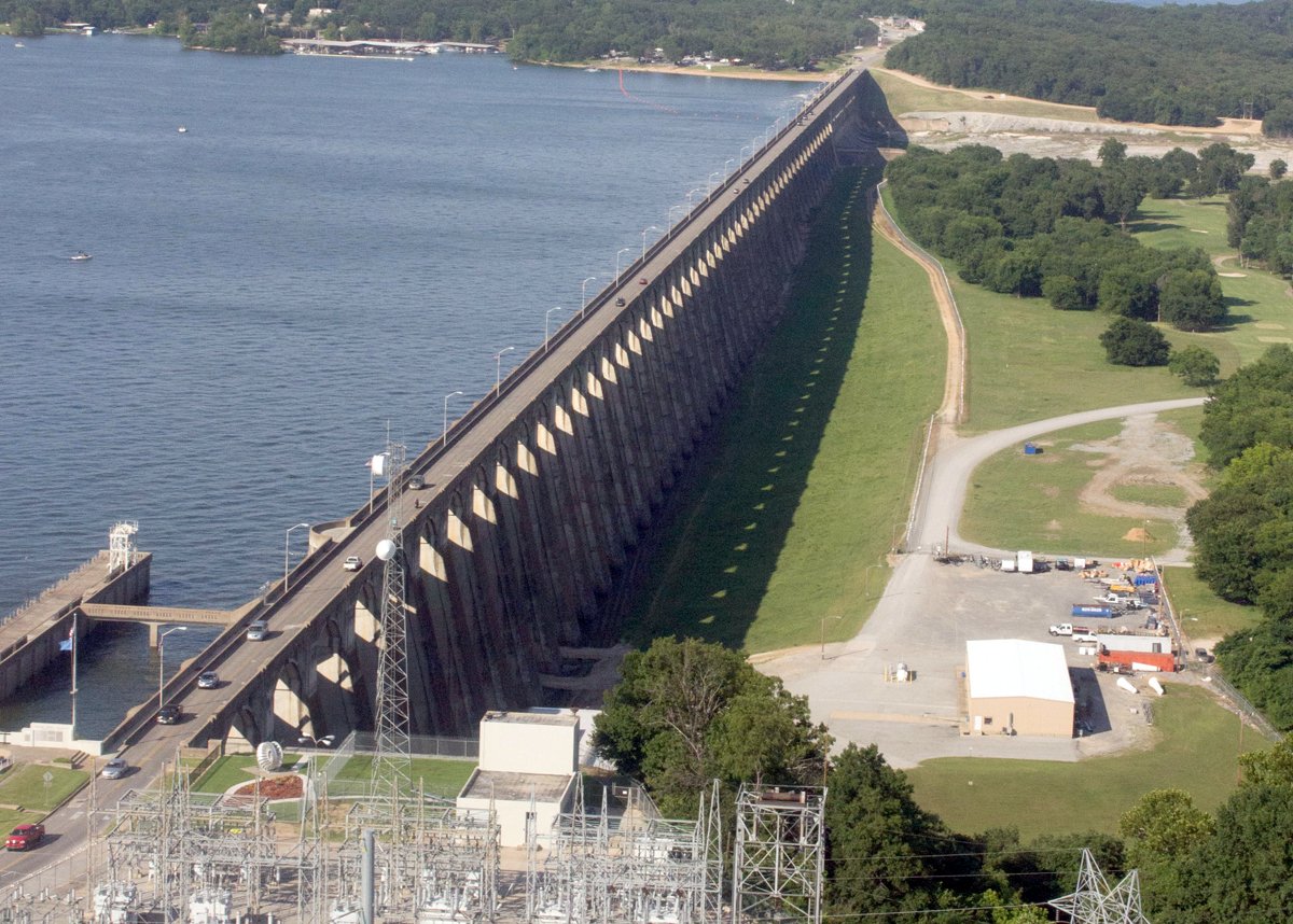 GreenCountryOK's tweet photo. See a historical masterpiece of engineering at the Pensacola Dam on Grand Lake. Built 1938-1940, it was Oklahoma's 1st hydroelectric power plant and remains the world's longest multiple arch dam! Tours are available 9am-4pm every day thru Labor Day. Info: https://t.co/gPEdEIj36P https://t.co/F1h5gkhmBU