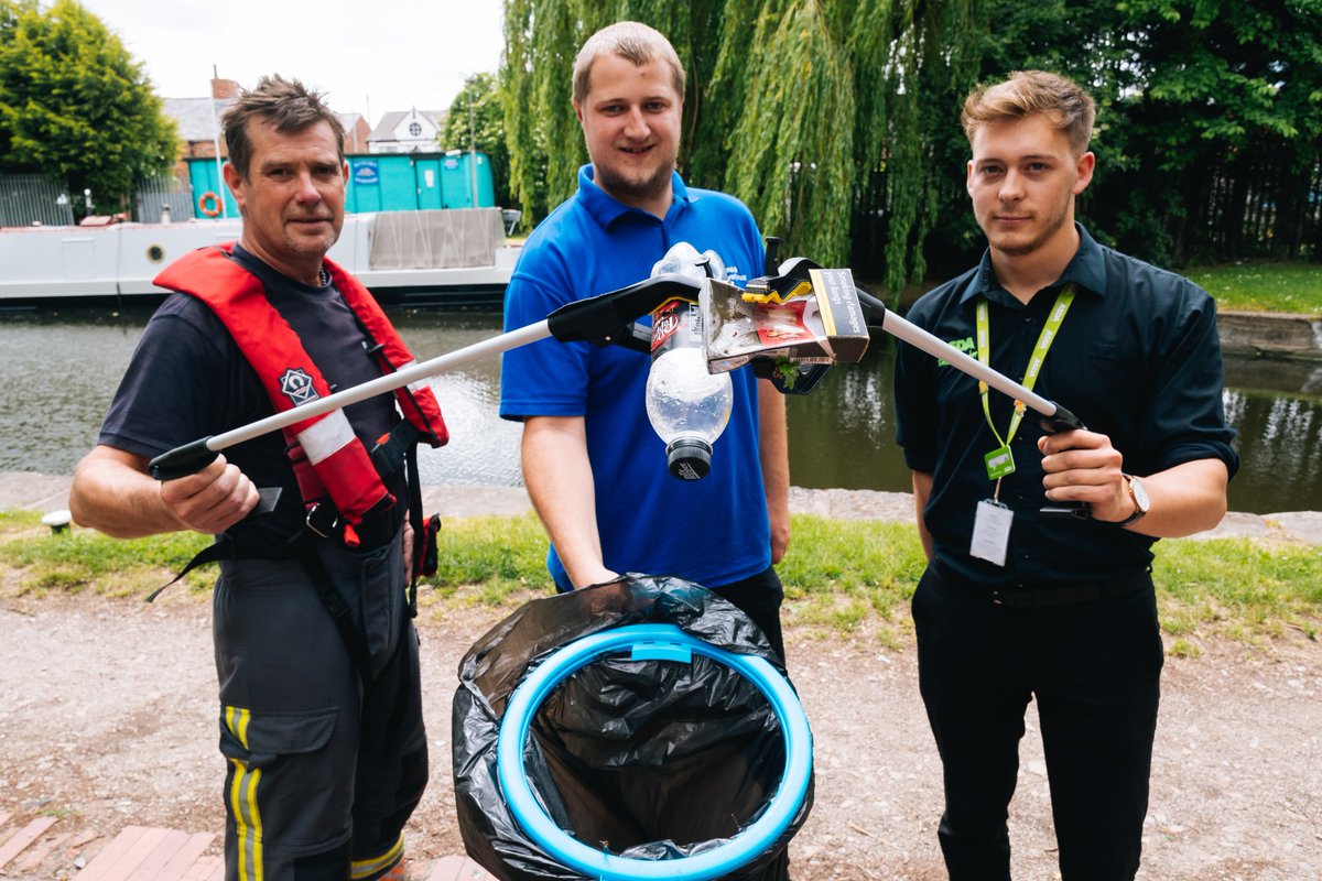 nottsfire's tweet photo. RETFORD LITTER HEROES | Crews on Orange Watch at #Retford Fire Station have begun a fantastic community initiative, vouching to help keep clean a section of the canal in Retford. Thanks to the local @asda for their support and the @CanalRiverTrust for helping us make this happen! https://t.co/N56AarnlUk