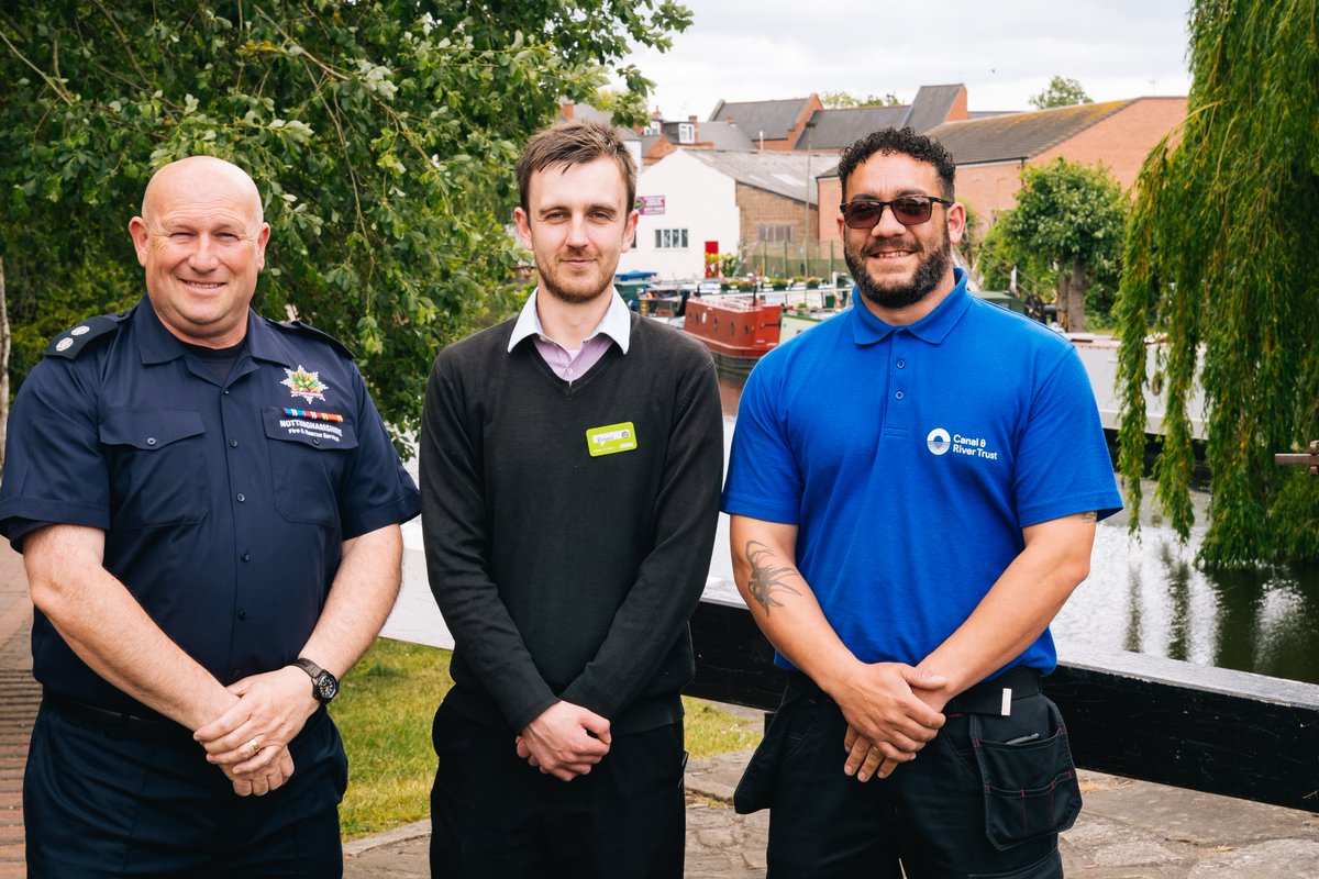 nottsfire's tweet photo. RETFORD LITTER HEROES | Crews on Orange Watch at #Retford Fire Station have begun a fantastic community initiative, vouching to help keep clean a section of the canal in Retford. Thanks to the local @asda for their support and the @CanalRiverTrust for helping us make this happen! https://t.co/N56AarnlUk