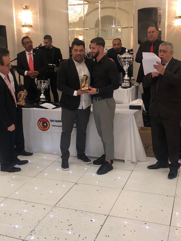 1__Sb's tweet photo. Gol krallığı ödülümü @kpalazofficial hocamdan almak beni çok sevindirdi ve gururlandırdı https://t.co/sBMI3q4WoP