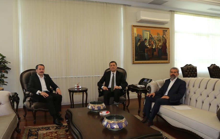 8-Sözleşmeli öğretmenlikte kadroya geçiş sürecinde 2023 Vizyon Belgesi çerçevesinde verilen ve büyük bir beklenti oluşturan sözlerin yerine getirilmesi gibi sorunları da görüşme gündemimiz çerçevesinde Bakan Sn.Ziya Selçuk’a ilettik.
