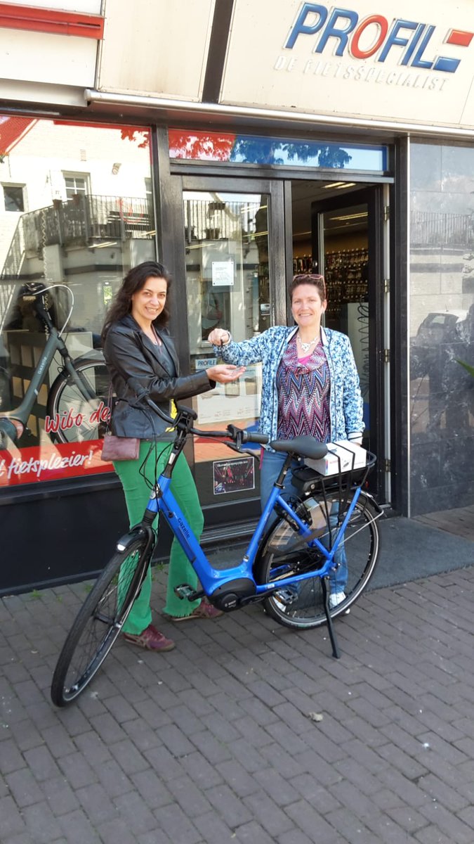 gemGemertBakel's tweet photo. Gisteren droeg #NicoleJanssenvanBoxtel het stokje van de #fietschallenge over aan Philomeen! Philomeen heel veel succes de komende 30 dagen op de fiets!! En Nicole ontzettend bedankt voor je enthousiasme en leuke blogs. #wibodejong #gemGemertBakel #duurzaamheid #gezond https://t.co/AEiyGTKLtk