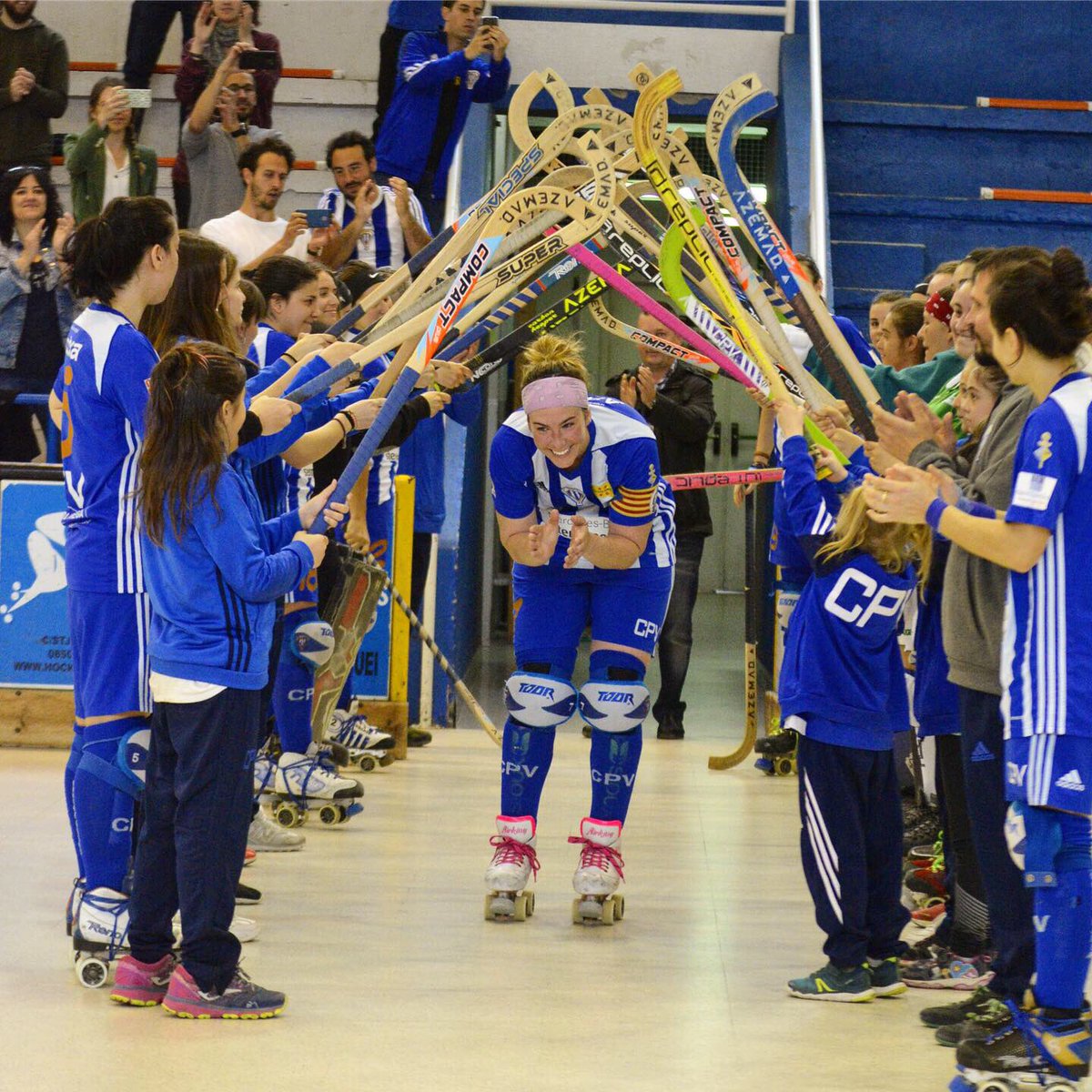 🏑Dies després de retirar-se, parlem amb l'<a href="/annaromero7/">AnNa Romero Arola</a>, excapitana del <a href="/voltregafemeni/">Voltregà femení</a>:

"L'hoquei és la meva passió i quan hi jugues ja saps què hi haurà. M'agradaria que es profesionalitzes una mica més, i es cuidés més els horaris, els  viatges...".

▶️play.cadenaser.com/emisora/sercat…