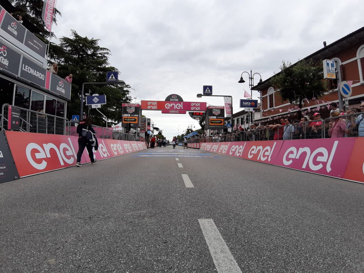 CMVenezia's tweet photo. #Giro2019 | Tutto pronto davanti a villa #Farsetti per accogliere la carovana rosa all’arrivo della tappa numero 18 Valparola-Santa Maria di Sala che tocca vari comuni della @CMVenezia https://t.co/TQ9VDmeTeN