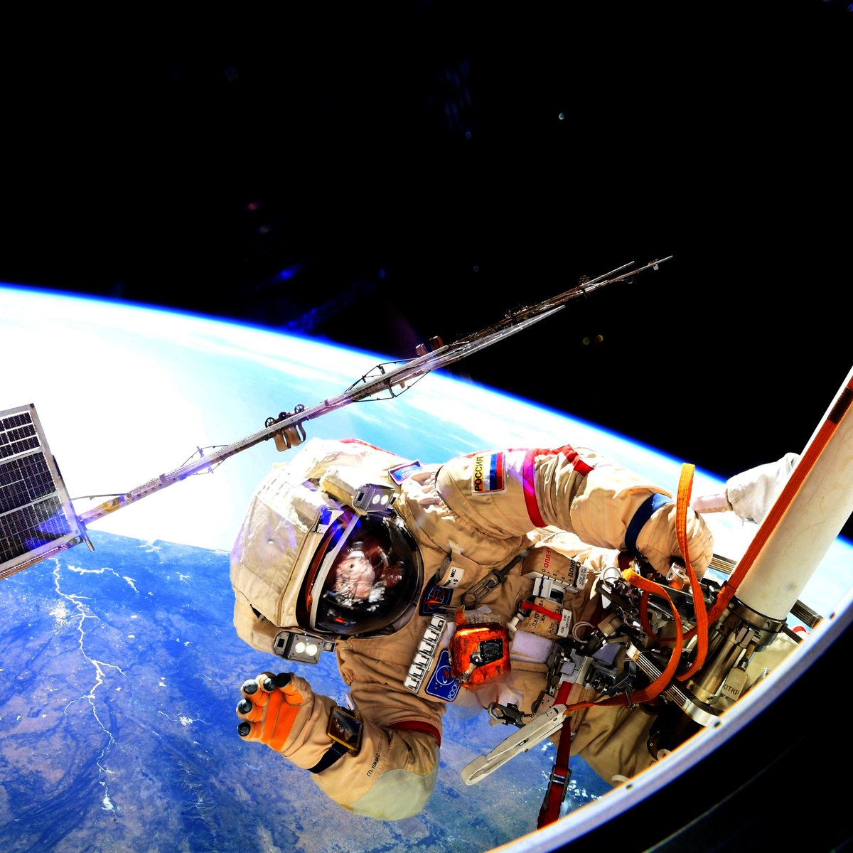 Astro_Christina's tweet photo. Congratulations on a successful spacewalk! Поздравляем с успешным выходом в открытый космос! Grateful for the opportunity and honor to be a part of the team as your airlock operator. https://t.co/oYntLdG6gE