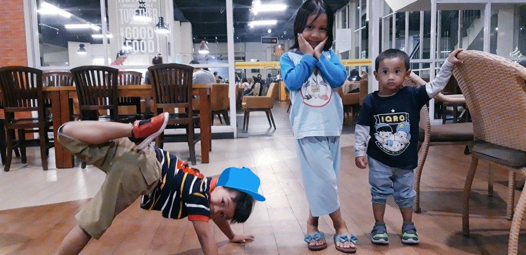 haloadri's tweet image. Disaat anak2 mau difoto, beginilah pose anak saya.....