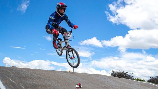 GateBMX's tweet photo. Una de las razones por las cuales nos encanta tomar fotos, es poder congelar estos momentos de carrera. 
Esperamos le guste. 
@jfruiz99 
Aliados: @jfitperformance

#GateMagazineBMX #Bicicross #BicicrossColombia #BMXRacing #iLoveBMX #bmxrace #GateBMX #jumppicture #fotosbicicr… https://t.co/dyFkbGcD8z