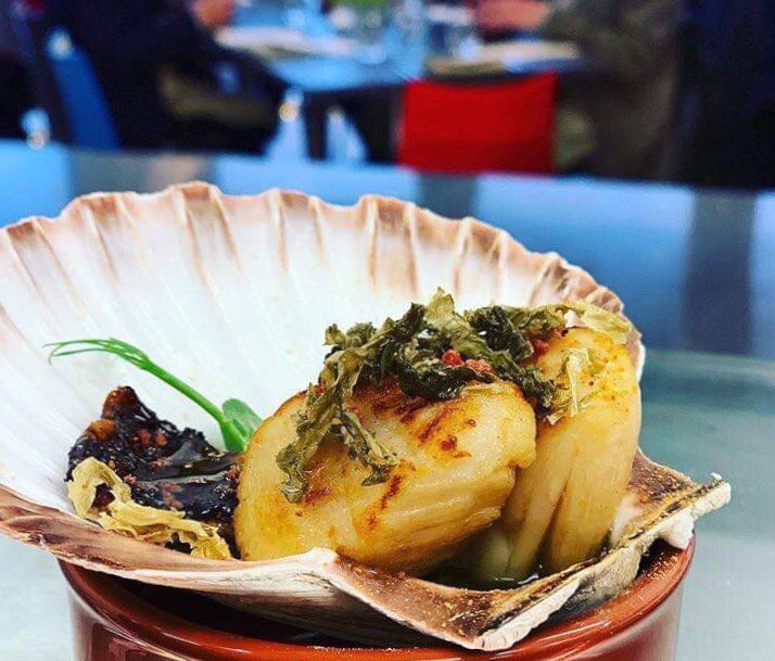 jonfellchef's tweet photo. @CelticFishGame Scallops @chefmattjackson @Rosehilltheatre wild garlic, Crispy @CornishSeaweed  #Cumbria #LakeDistrict #food #foodphotography #restaurantwithaview https://t.co/9fHCv0m1RK