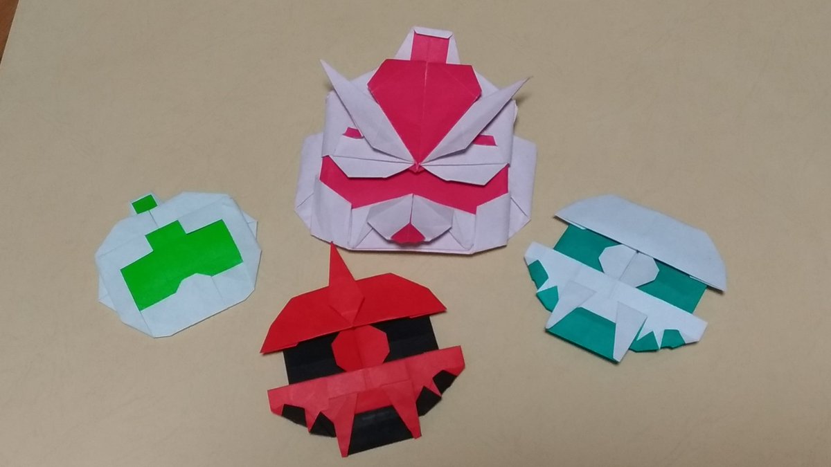 Takebon Tatsumiさん作のザクとジムの折り紙をニコ動見ながら作ってみました 良いなぁ コレ ただ ガンダムの 折り紙は口の部分 の折り方が理解できず イイイィィィーー ってなってしまい 挫折しました 自分の理解力の無さが悔しい