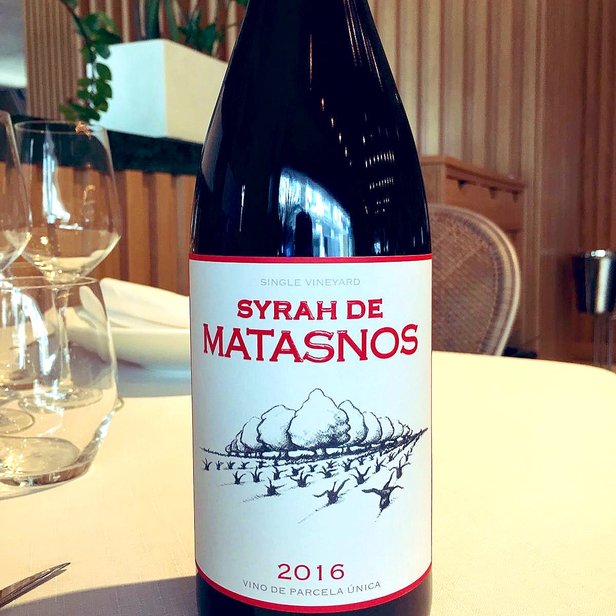 AbakoRestaurant's tweet photo. 🍷Syrah de Matasnos se producen 7000 botellas anuales,12 botellas solo para #Extrenadura y se encuentran aquí en nuestro restaurante.

Gracias a la gran labor de nuestro sonmelier  @davidexposito .

#teencantara #recomendado #amamosloquehacemos https://t.co/dnqXfxjqOj