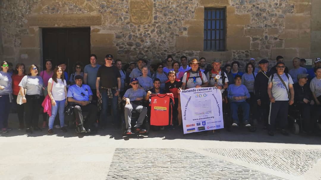 FCLaCalzada's tweet photo. La Calzada aporta su granito de arena en el acto que ha tenido lugar en @AytoSDC en apoyo al #DañoCerebralAdquirido. Directivos y jugadores han apoyado a @ATECEARABA, asociación en defensa de la enfermedad. ¡Y con actuación de @jorge_g_oficial! ¡Mucha suerte Jon y Jorge! https://t.co/P8kRnzN6Lt