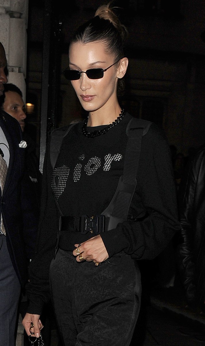 MidiasBHS's tweet photo. FOTOS: Bella Hadid chegando a festa de lançamento da revista da Dior em Londres, 29 de Maio. 📸✨ https://t.co/RSKGA6AMkN