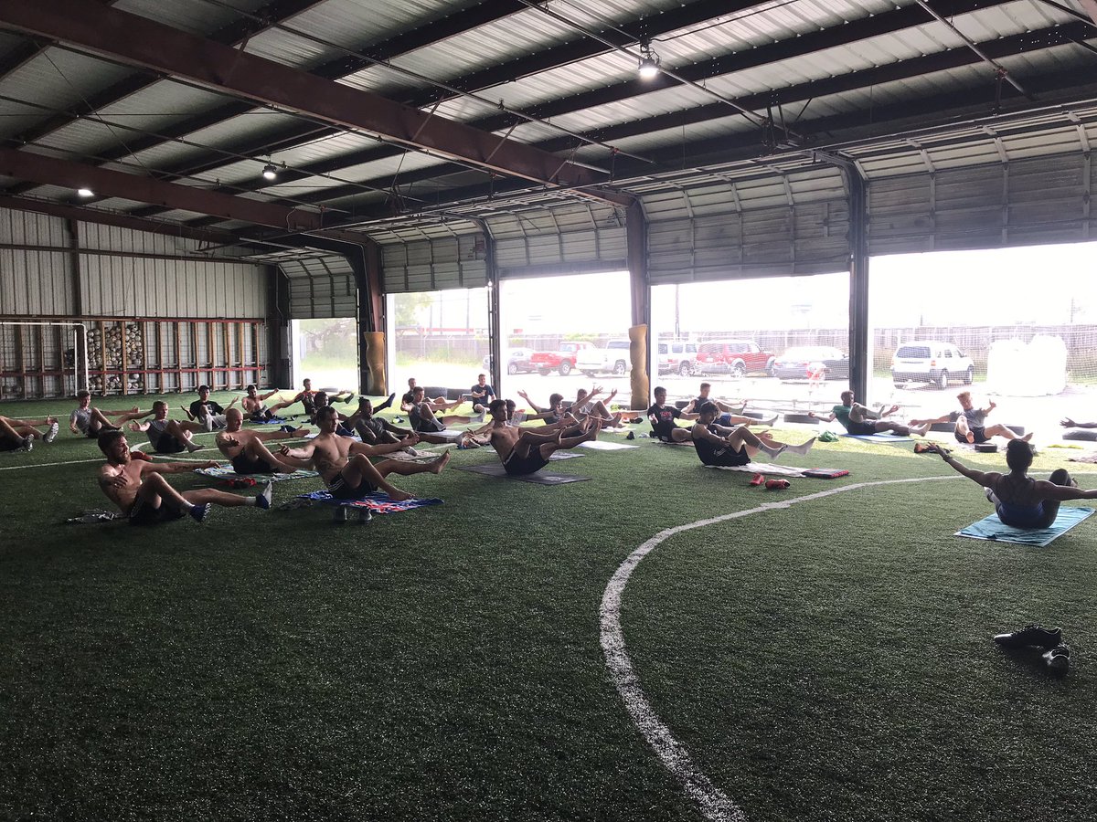 GEFSebastian's tweet image. Some morning yoga recovery for the boys after session today. Thank you to the awesome @KeepKCurtis for showing them the light. Vamos 🦈🦈🦈 @CorpusCFC @GEFzone
