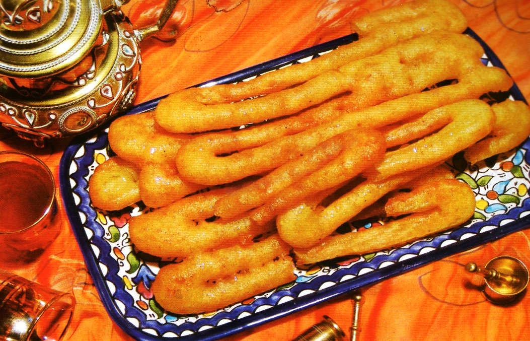 ZLABIA BOUFARIKIntermédiaire entre un gâteau et une confiserie de forme longue, en bâtonnets, et légèrement épaisse, de couleur jaune-marron. On retrouve les mkhareg à Ksar el Boukhari avec un pic spectaculaire de consommation, comme partout en Algérie, durant le mois du ramadan