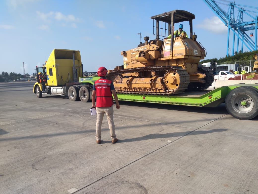 TIBAmx's tweet photo. En este proyecto de carga sobredimensionada nos encargamos de toda la operación, desde el transporte, aduanas, maniobras en puerto, consolidación a Mafi, seguro internacional, flete marítimo, hasta los gastos en destino. https://t.co/5PBeskOf1L