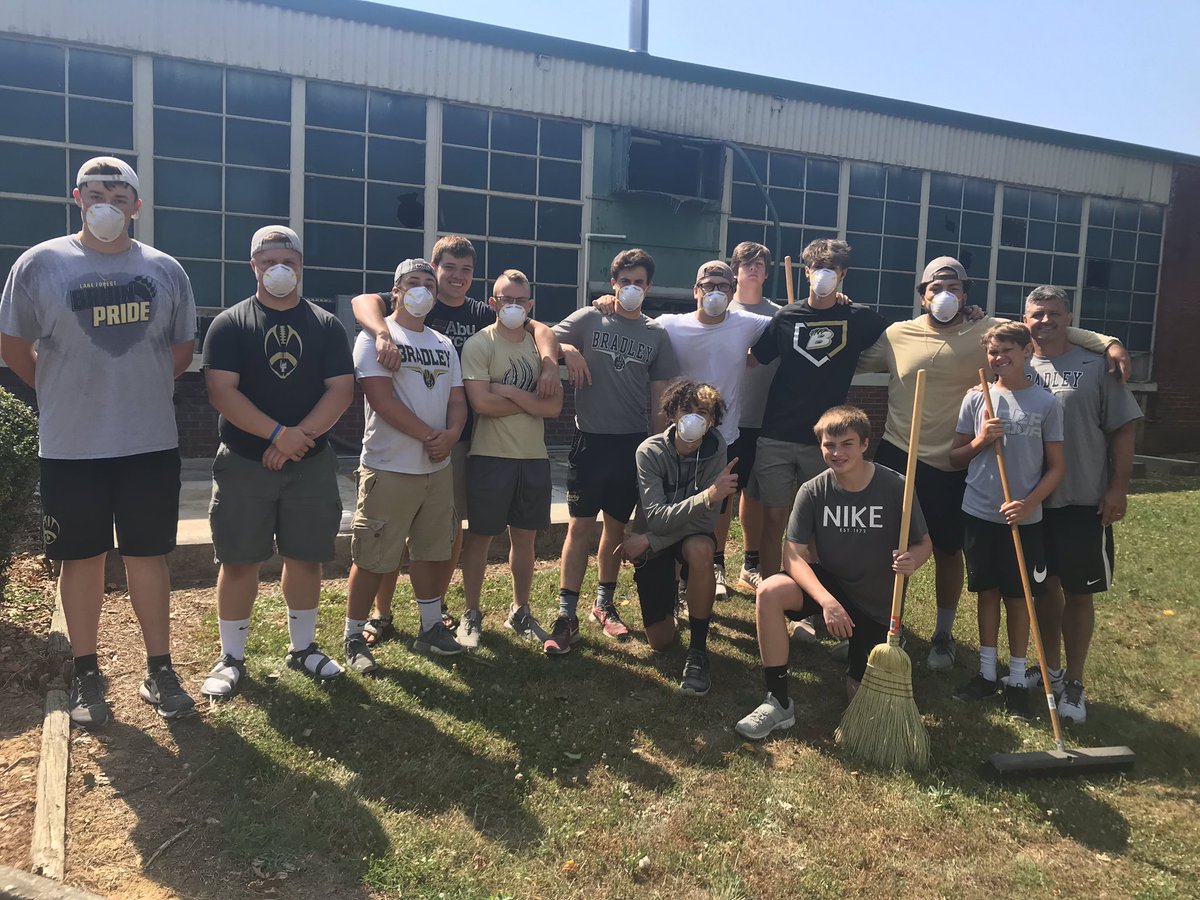 BradleyBearsFB's tweet photo. Thanks to these @BradleyCentral BEARS for helping give back to @BradleySchools #piecenter https://t.co/VyQUO5TpPe