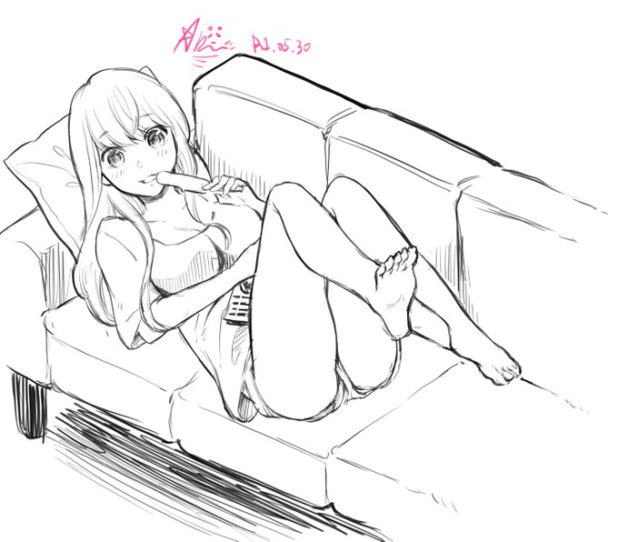 今日の一枚 ソファでアイスなお姉さん🌞足が難しいネ〜 