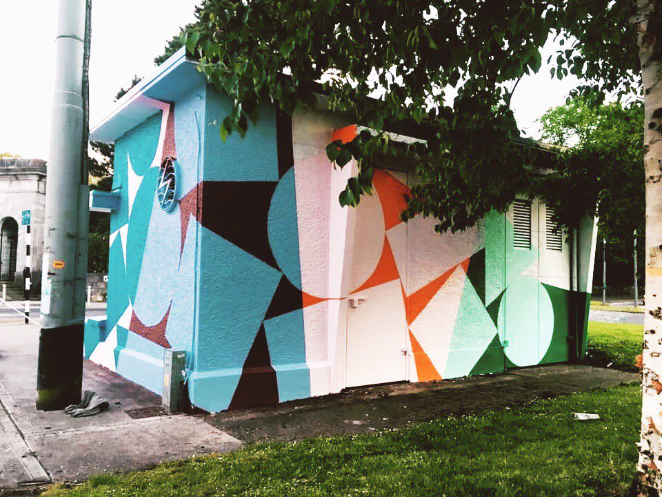 Deirdre Breen’s gorgeous mural is a fabulous pop of colour on the Western Road 😍 buff.ly/2Z2F66t