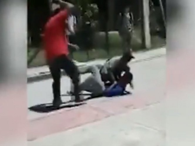 #México 🇲🇽 | Maestro propina ‘cinturonazos’ a alumnos peleoneros 

· Los hechos sucedieron en el municipio de Ocosingo, Chiapas; el video se hizo viral en redes sociales 👉 bit.ly/2HJhQEp