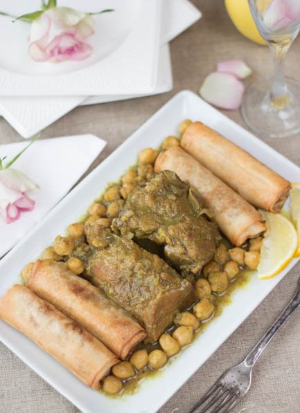 MGHELEF FI GHLAFOUD'origine Algéroise signifiant « l'enveloppé dans son linceul » Cette entrée est faite de cigares de feuille de brick, fourrés d'une farce à la viande hachée, d'œufs, d'oignons et parfumés à la cannelle sont ensuite arrosés d'une sauce épicée aux pois chiches.