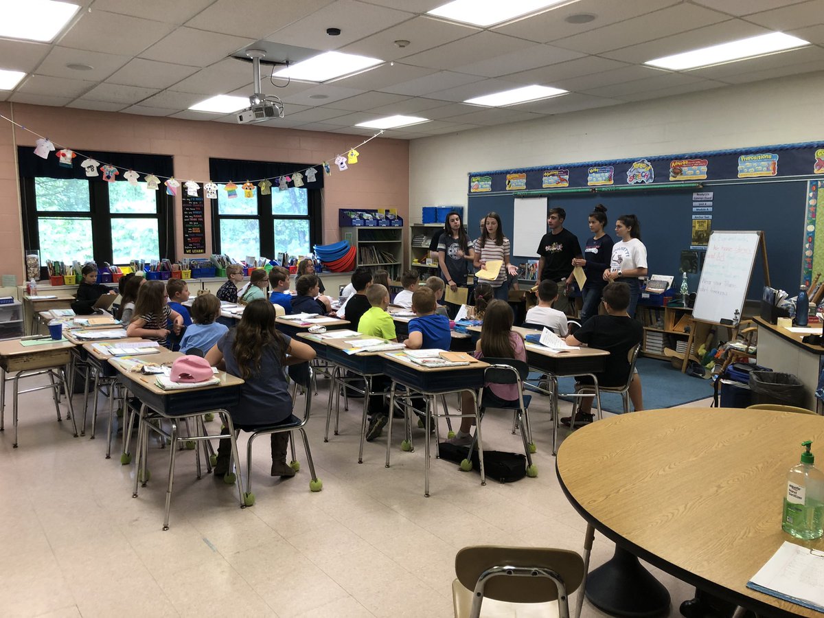 SMorris4375's tweet photo. LTHS bio students are here at CCS today to run some great activities with our 3rd &amp; 4th graders. @CCSPrincipal @jdonohueltsd #laceypop https://t.co/bWi9teVOul
