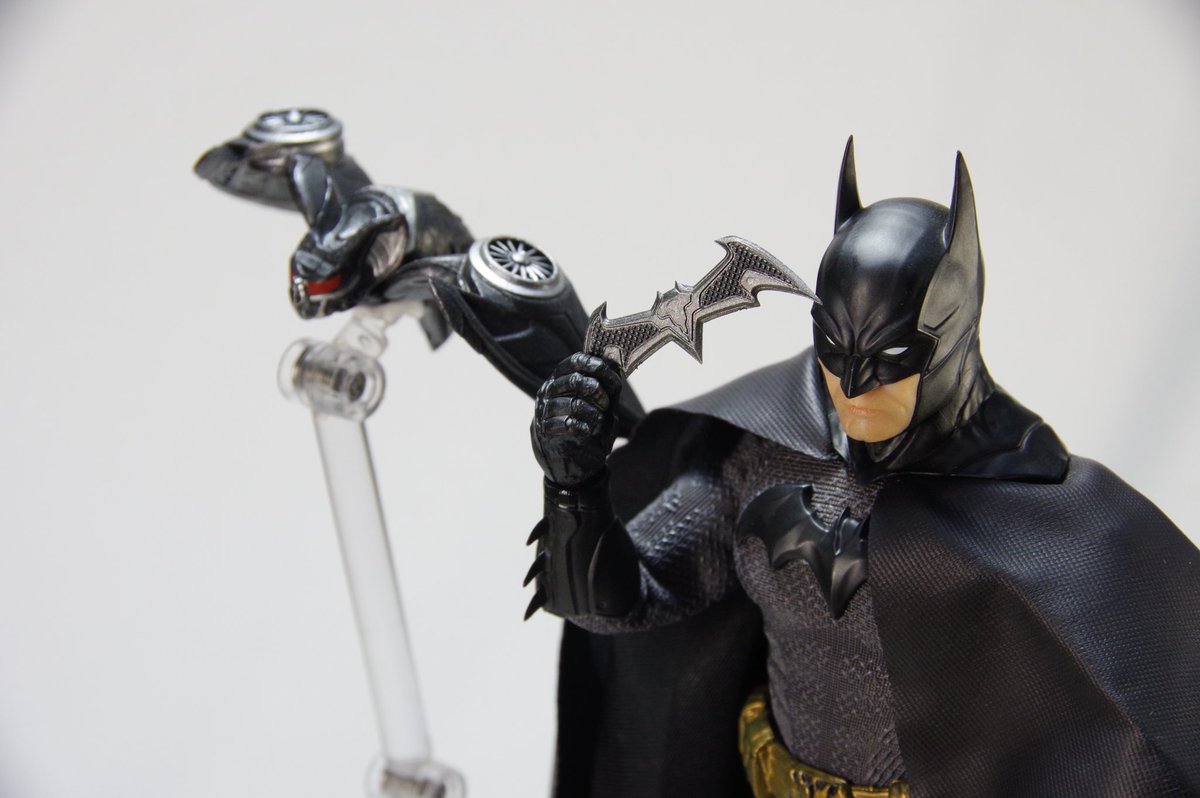 リフラフさん Mezco ソブリン ナイト バットマン こちらも楽しみだったジム リー風な見た目 頭は耳長いのと短いの付けてくれるというオタク心を鷲づかみしてくれる優しさ ラング小 10 ラング大にグラップルガンとスタンダードな 武器の他に対 S 装備