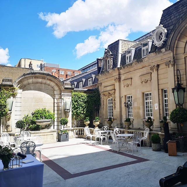 Throwback to last weekends summer wedding. Our courtyard looking idyllic bathing in the sunshine!
.
.
.
.
.
.
.
.
.
.
.
#throwbackthursdays #throwbackthursday #brideandgroom #justmarried #londonweddingvenue #londonbride #londonwedding #londonweddingvenue… bit.ly/2YXQ2Ck