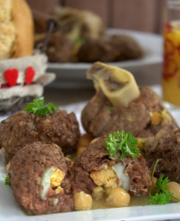 MKAFEN FI HJER YEMMAHlittéralement « le défunt dans le giron de sa mère », originaire d'Alger. Il s'agit d'un plat traditionnel. À l'époque, il était préparé pour les femmes après l'accouchement car il est riche en vitamines et en fer.