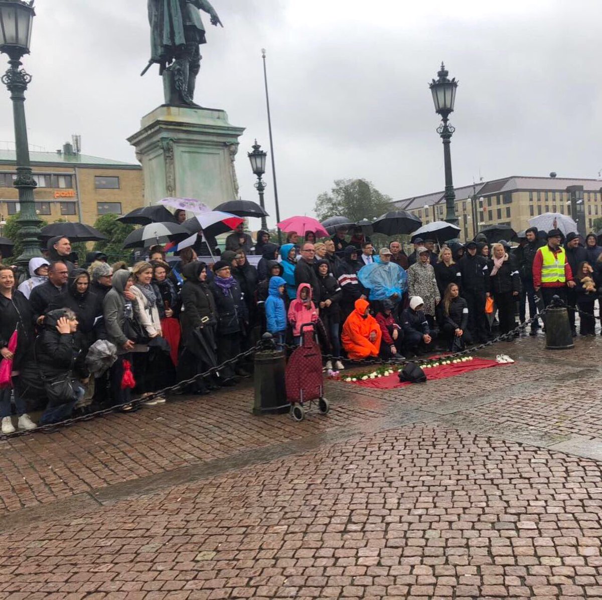 IsmetKaragic's tweet photo. #Geteborg #Švedska #Göteborg #Sverige #WhiteArmbandDay
🇧🇦⚜️🌹😥 https://t.co/KRkumpOQCi