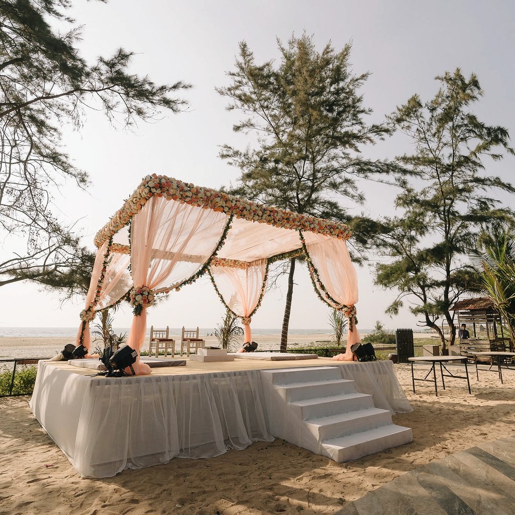 bugs_designbug's tweet image. Beach weddings imply blessings of the deep tranquil sea and untamed nature. When these two most intimate and strongest things bestow their blessings then surely your wedding is destined to be a celestial pleasure of life!#weddingplanning #weddingplanner #beachwedding #mandapdecor