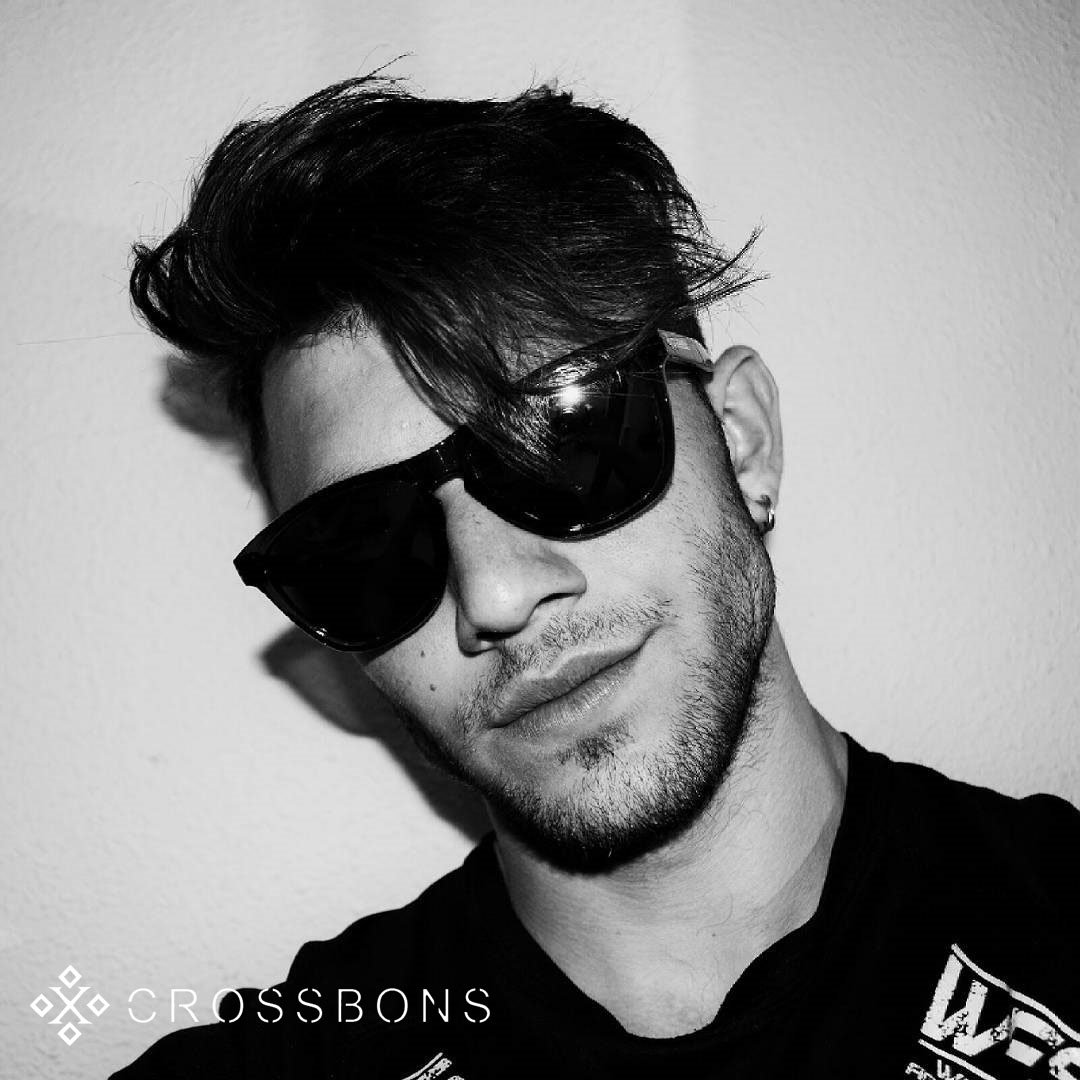 thecrossbons's tweet photo. Cierta oscuridad es necesario para ver todo mas claro.🌌💎
🔥Consíguelo con Crossbons.🔥
#crossbons #style #summerplease #urbanstyle #gafasdesol #Sunglasses #moda
#modaurbana https://t.co/PsuL4DkzDh