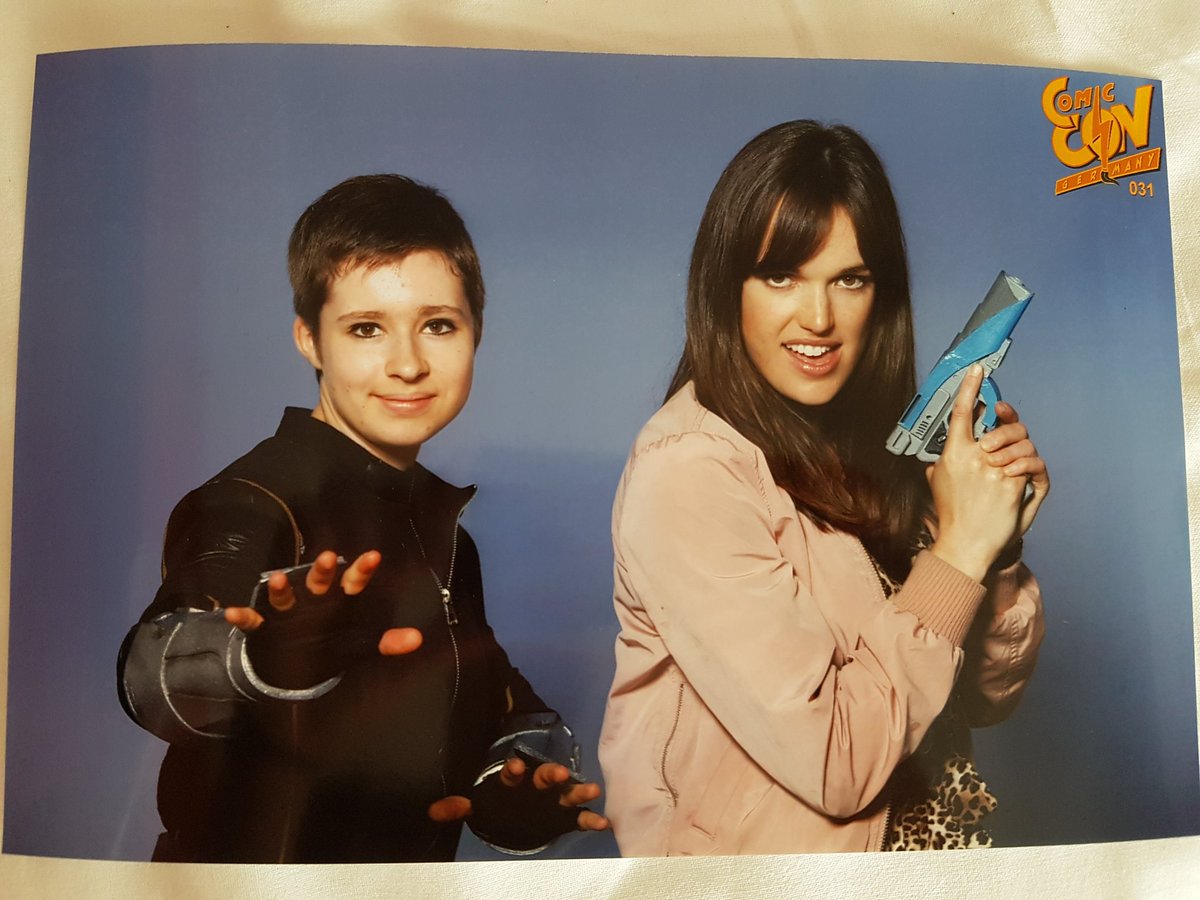 Sumaru97Cindy's tweet photo. One year ago versus now ! #FitzSimmons loved my ICER. 😂😍👊 #ComicConGermany2018 #Ultimates2019 #AgentsofSHIELD https://t.co/d2hTLt7eKv