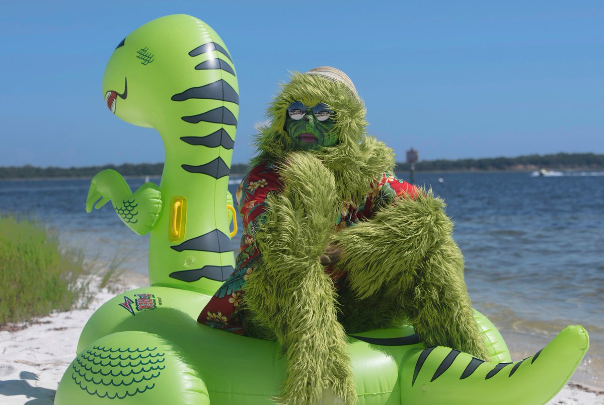 pnswinterfest's tweet photo. #TrendAlert! This summer's #hottest look: green fur and Hawaiian shirts! 🏖🔥 You heard it here first. https://t.co/iLUwu16mtT
