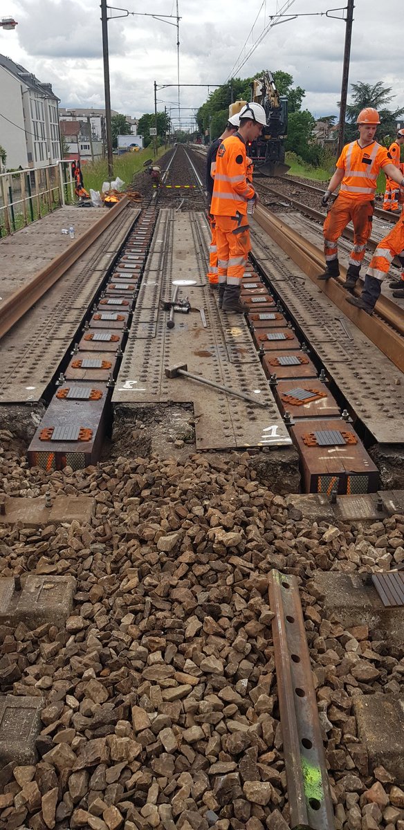 <a href="/Jeremlg75/">Jérémy S.</a> <a href="/RERC_SNCF/">RER C</a> <a href="/SNCFReseau/">SNCF Réseau</a> C'est parti sur Arpajon aussi !