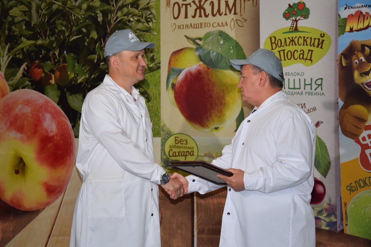 <a href="/abashinnv/">Николай Владимирович АБАШИН</a> вручил директору ООО Фирма "Нектар" Герману Сивакову разрешения на право применения знака соответствия  "Самарское качество". Предприятие стало шестым по счету прошедшим добровольную сертификацию.