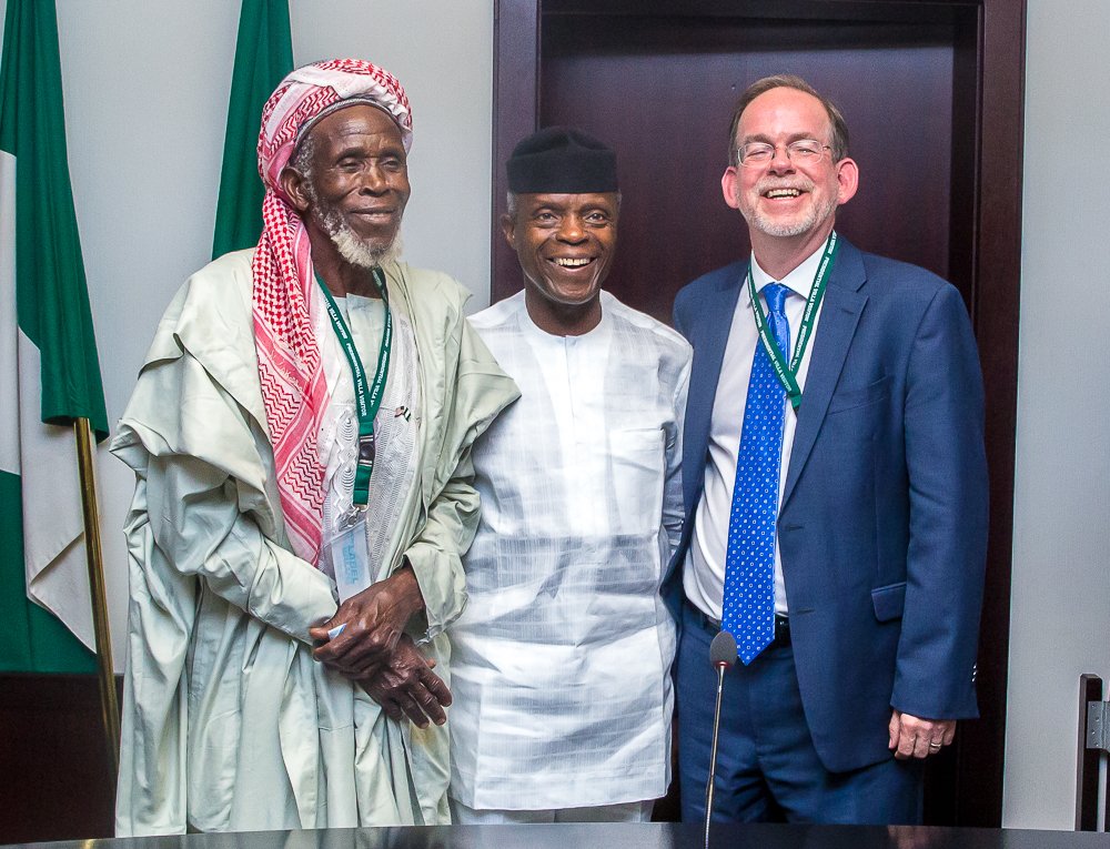 NigeriaGov's tweet photo. VP @ProfOsinbajo, met with Imam Abdullahi Abubakar; his Deputy, Imam Umar Abdullahi; Village head, Damafulul Mangai of Nghar Yelwa Village, Plateau state, &amp; members of the Diplomatic corp led by US Ambassador, Mr. Stuart Symington &amp; US Dep. chief of mission, David Young in Abuja https://t.co/KSRLXZlHu9