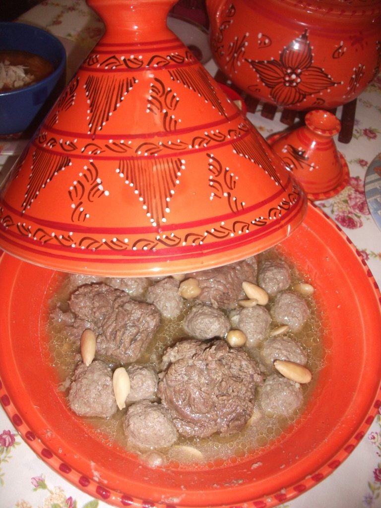 MTEWEMPlat Algérois, fait à base de boulettes de viande hachée, de morceaux de poulet ou de viande d'agneau et d'amandes. Sa sauce est préparée avec un oignon râpé et beaucoup d'ail, comme son nom l'indique (« mtewem » veut dire « avec de l'ail »)