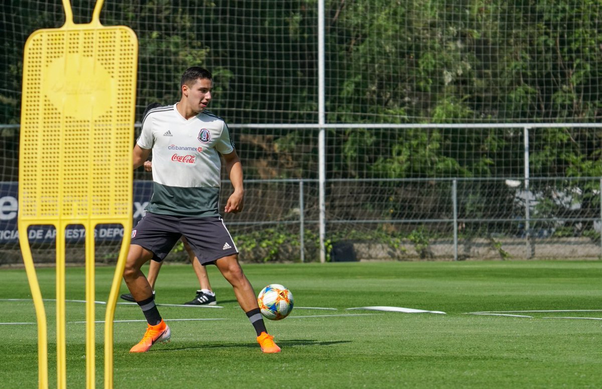 En garde!! 🤺

<a href="/Jorgiesanchez1/">Jorgiesanchez</a> is getting ready to defend our 🥅!! 

#PasiónyOrgullo | #FMFporNuestroFútbol | #MEXTOUR