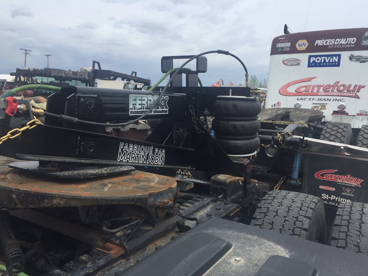 CarrefourRacing's tweet photo. Préparatifs pour la première course de la saison 2019! Direction Ferme-Neuve #SuperPartyDesCamionneurs #FermeNeuve Merci Martin Jobin pour cet outil de transport https://t.co/DXTGnf4cBd